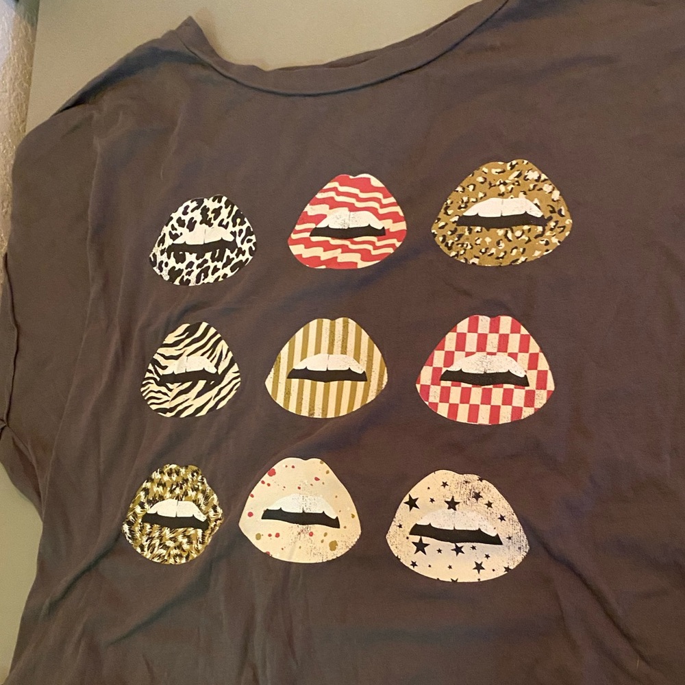lips tshirt slightly cropped